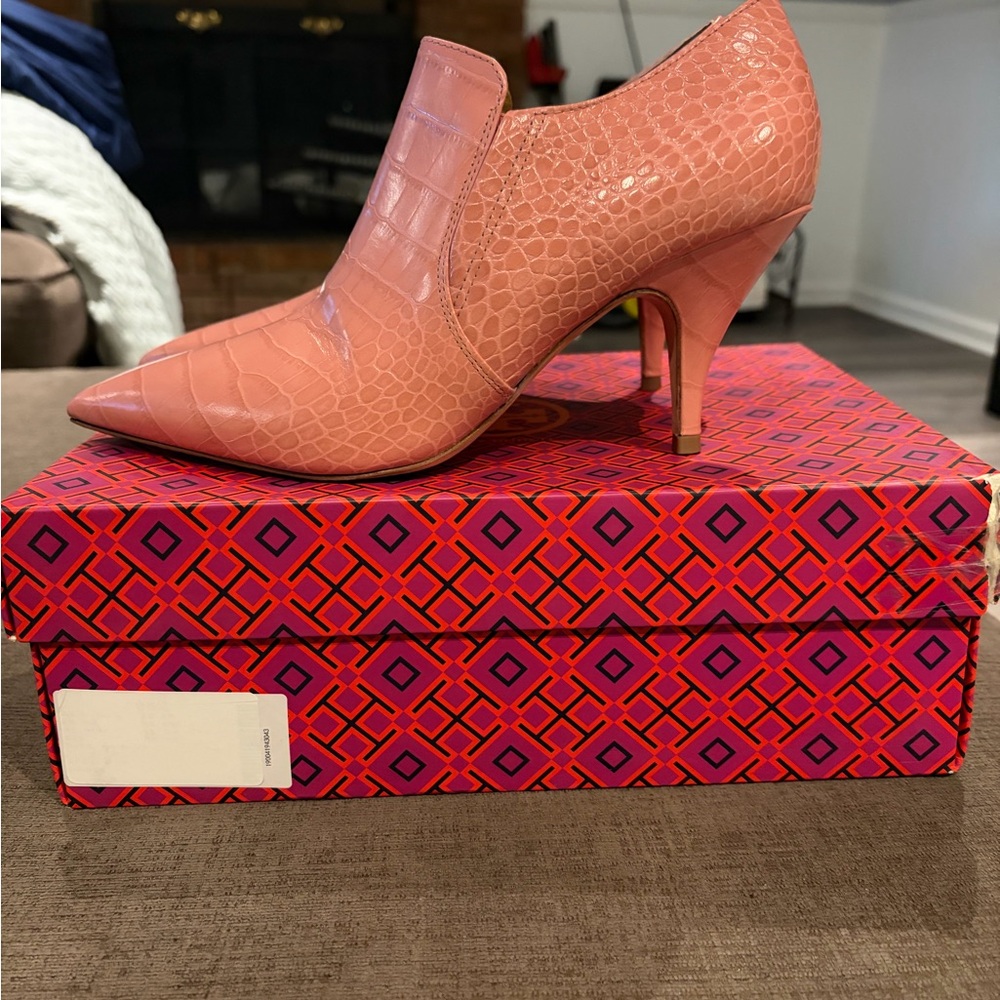 Tory Burch - Elegant Pink Croc-Embossed Heels